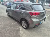 Usado Kia Rio 84 CV (61 kW) 2022 Gris / plata Berlina