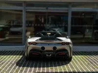 Usado Ferrari SF90 1001 CV (736 kW) 2023 Gris metalizado Descapotable