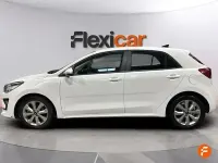 Usado Kia Rio 100 CV (73 kW) 2023 Blanco Berlina