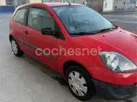 Usado Ford Fiesta Ambiente 68 CV (50 kW) 2008 Rojo Utilitario