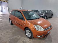 Usado Ford Fiesta Trend 68 CV (50 kW) 2004 Naranja Utilitario