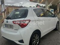 Usado Toyota Yaris Hybrid Active 100 CV (73 kW) 2017 Blanco Berlina
