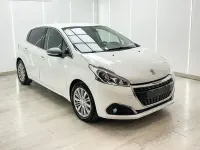 Usado Peugeot 208 Allure 82 CV (60 kW) 2018 Blanco Utilitario