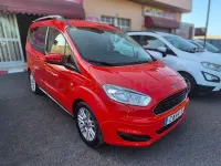 Usado Ford Tourneo Courier Ambiente 100 CV (73 kW) 2017 Rojo Monovolumen