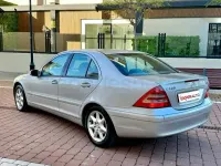 Usado Mercedes C220 Classic 143 CV (105 kW) 2003 Gris / plata Berlina