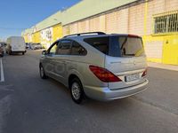 Usado Ssangyong (KGM) Rodius 165 CV (121 kW) 2011 Gris / plata Monovolumen