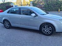 Usado VW Jetta Advance 105 CV (77 kW) 2007 Gris / plata Berlina
