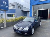 Usado Mercedes C200 163 CV (119 kW) 2007 Azul Berlina