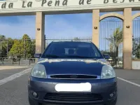 Usado Ford Fiesta Ghia 90 CV (66 kW) 2005 Gris Utilitario