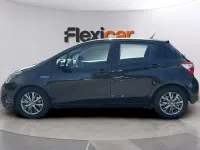 Usado Toyota Yaris Hybrid Active 100 CV (73 kW) 2019 Negro Berlina