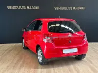 Usado Toyota Yaris Connect Style 101 CV (74 kW) 2011 Rojo Utilitario