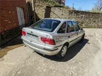 Usado Ford Escort 90 CV (66 kW) 2000 Gris / plata Berlina