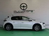 Usado Peugeot e-208 Allure 100 kW (136 CV) 2020 Blanco Utilitario