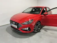 Usado Hyundai i30 110 CV (80 kW) 2023 Rojo Berlina