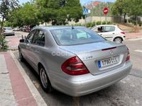 Usado Mercedes E240 Classic 177 CV (130 kW) 2003 Gris / plata Berlina
