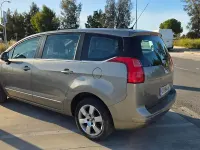 Usado Peugeot 5008 Active 120 CV (88 kW) 2014 Beige Monovolumen