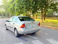Usado Ford Focus Ghia 90 CV (66 kW) 2001 Gris / plata Berlina