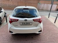 Usado Toyota Yaris Hybrid Advance 100 CV (73 kW) 2020 Blanco Berlina