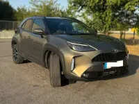 Usado Toyota Yaris Hybrid Active 92 CV (67 kW) 2024 Marrón Berlina