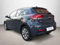 Usado Kia Rio 101 CV (74 kW) 2022 Gris Berlina