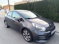 Usado Kia Rio 84 CV (61 kW) 2017 Gris / plata Berlina