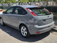 Usado Ford Focus Trend 100 CV (73 kW) 2005 Gris / plata Berlina