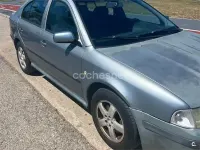 Usado Skoda Octavia Tour 90 CV (66 kW) 2005 Gris / plata Berlina