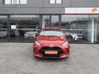 Usado Toyota Yaris 125 CV (91 kW) 2023 Rojo Utilitario