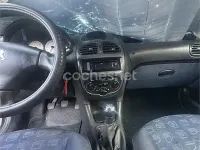 Usado Peugeot 206 70 CV (51 kW) 2004 Azul Berlina
