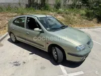 Usado Renault Mégane Authentique 110 CV (80 kW) 2001 Gris / plata Berlina