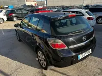 Usado Opel Astra Cosmo 100 CV (73 kW) 2008 Negro Berlina
