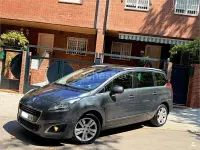 Usado Peugeot 5008 Style 120 CV (88 kW) 2017 Gris / plata Monovolumen