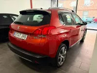 Usado Peugeot 2008 Allure 100 CV (73 kW) 2015 Granate SUV