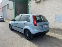 Usado Ford Fiesta Ambiente 70 CV (51 kW) 2007 Gris / plata Utilitario
