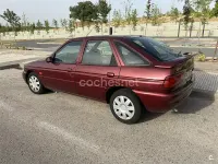 Usado Ford Escort 70 CV (51 kW) 1998 Granate Berlina