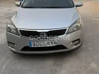 Usado Kia Ceed 115 CV (84 kW) 2010 Gris / plata Utilitario