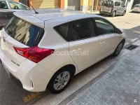 Usado Toyota Auris Hybrid Active 136 CV (100 kW) 2014 Blanco Berlina