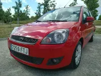 Usado Ford Fiesta 70 CV (51 kW) 2007 Rojo Utilitario