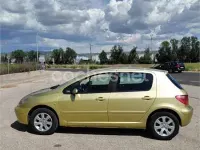Usado Peugeot 307 110 CV (80 kW) 2001 Amarillo Utilitario