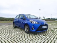 Usado Toyota Yaris Hybrid Active 100 CV (73 kW) 2018 Azul Berlina