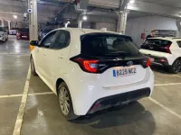 Usado Toyota Yaris Hybrid Active 115 CV (84 kW) 2022 Blanco Berlina