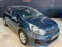 Usado Kia Rio 75 CV (55 kW) 2015 Azul Berlina