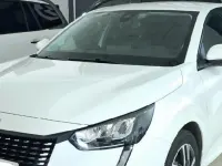 Usado Peugeot 208 Allure 102 CV (75 kW) 2021 Blanco Utilitario