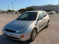 Usado Ford Focus Trend 90 CV (66 kW) 2000 Gris / plata Berlina