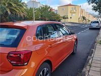 Usado VW Polo Advance 95 CV (69 kW) 2021 Naranja Berlina