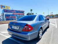 Usado Mercedes E500 Avantgarde 306 CV (225 kW) 2004 Azul Berlina