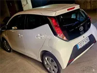 Usado Toyota Aygo X-play 69 CV (50 kW) 2016 Blanco Utilitario
