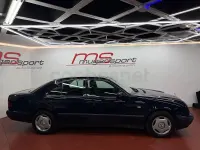 Usado Mercedes E240 Elegance 170 CV (125 kW) 1998 Azul Berlina