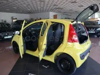 Usado Peugeot 107 54 CV (39 kW) 2007 Amarillo Utilitario