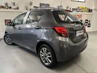 Usado Toyota Yaris City 90 CV (66 kW) 2015 Gris Utilitario
